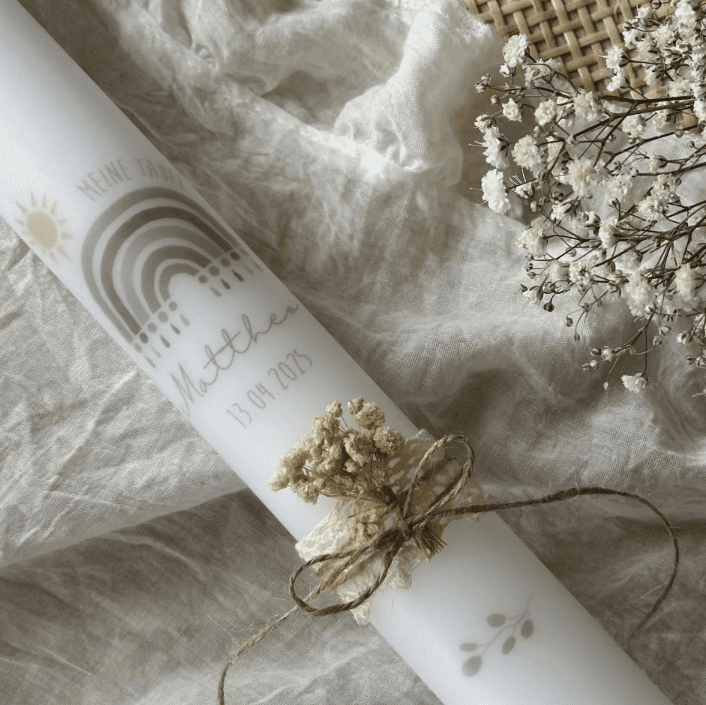 Kommunionkerze 40x4 schmal lang mit Regenbogen in beige braun nude mit Trockenblumen