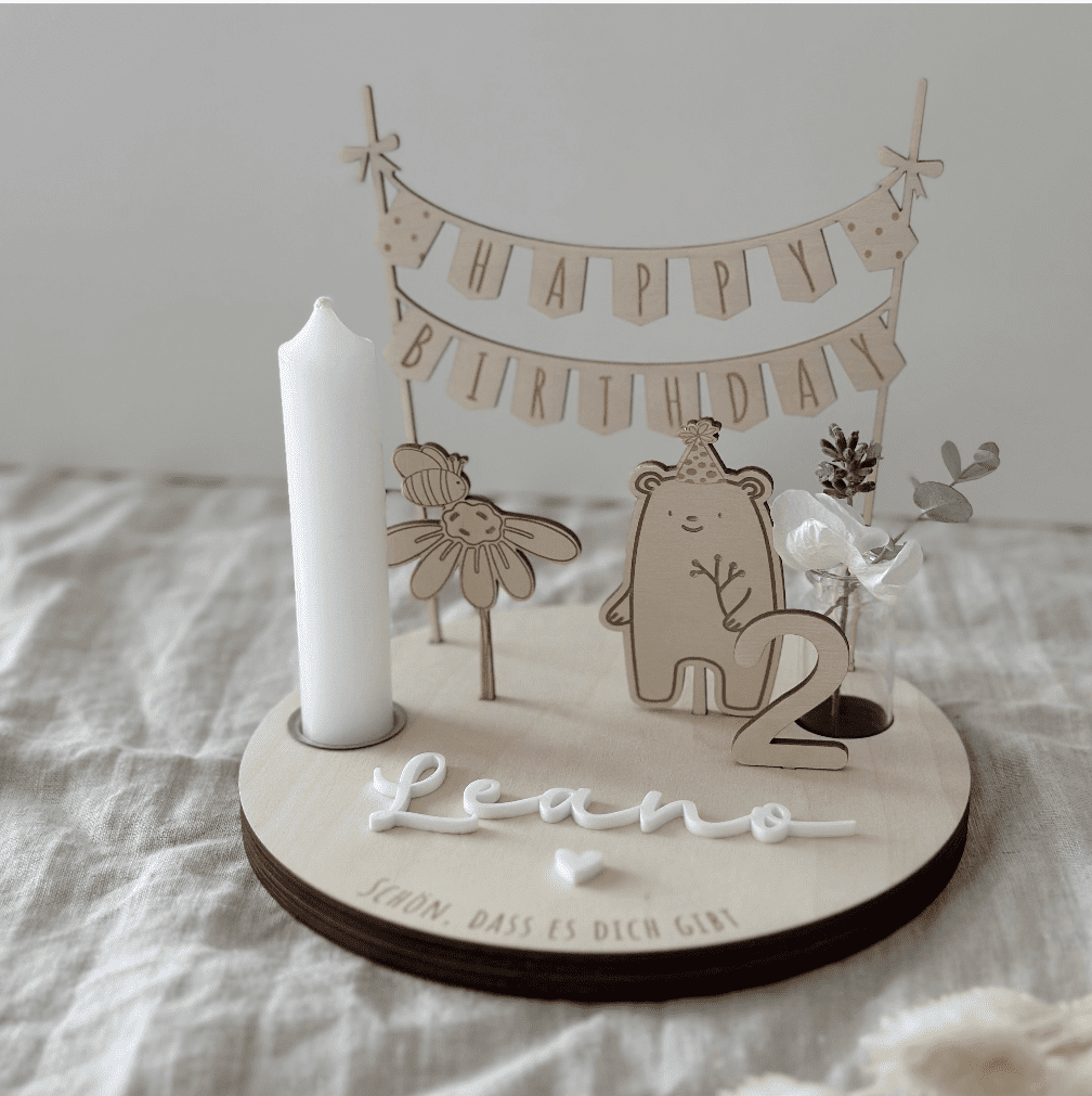 Geburtstagsteller aus Holz mit Bär und Blume und Biene, Geburtstagstischritual hochwertig zeitlos schlicht