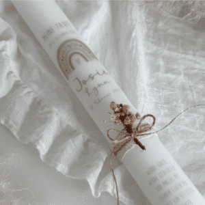 Kommunionkerze schmal mit Regenbogen braun rosa und Trockenblumen