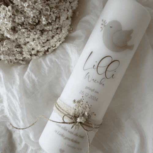 Taufkerze neutral in grau beige Töne für Junge und Mädchen mit Taube motiv Häkelborte und Trockenblumen