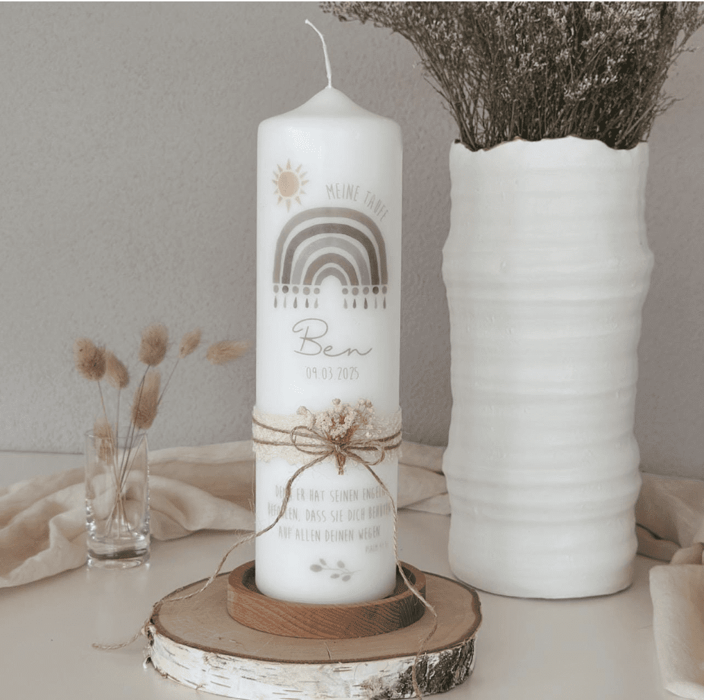 Personalisierte Taufkerze für Junge in braun beige grau - Erdfarben und natürlichen Trockenblumen