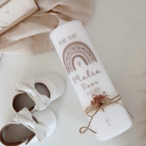 Taufkerze Kommunionkerze Konfirmation für Mädchen in braun rosa hellrosa beige natürlichen Trockenblumen und Jutegarn klassisch modern schlicht mit Aufbewahrungsbox und personalisierten Kerzenuntersetzer