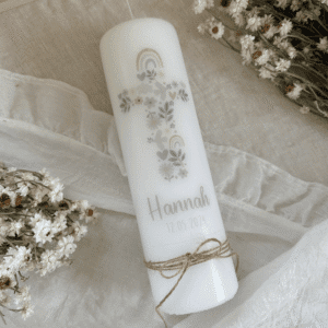 Taufkerze mit kreuz aus tauben und Bumen in zarten Pastellfarben