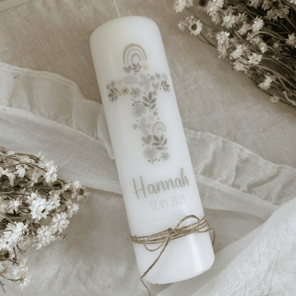 Taufkerze mit kreuz aus tauben und Bumen in zarten Pastellfarben