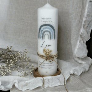 Taufkerze blauer Regenbogen für Junge mit Fisch Anhänger aus Holz und Trockenblumen schlicht zeitlos