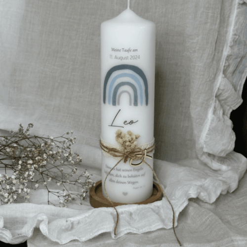 Taufkerze blauer Regenbogen für Junge mit Fisch Anhänger aus Holz und Trockenblumen schlicht zeitlos