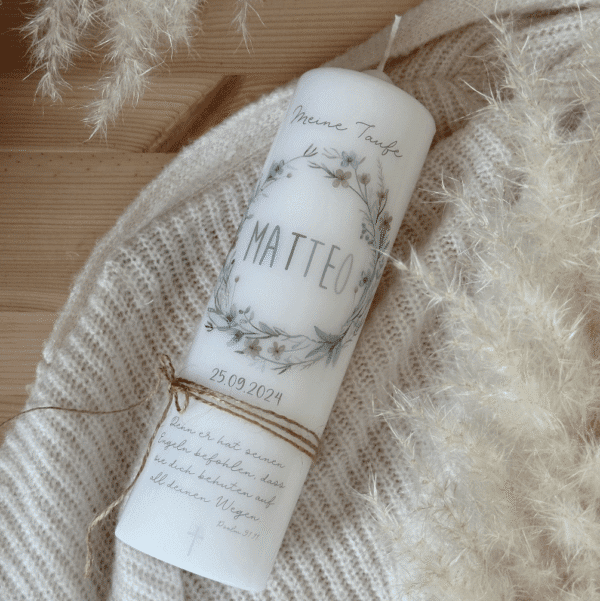Taufkerze Blumenkranz in beige, blau, senf
