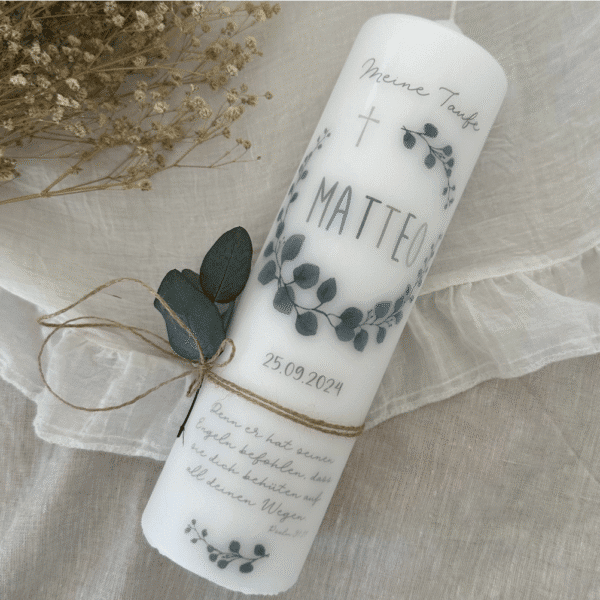 Taufkerze blauer Blumenzweig Eucalyptus personalisiert mit Taufspruch