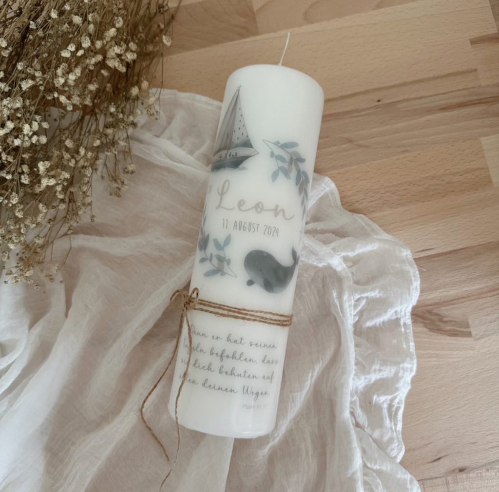 Taufkerze für Junge mit blau pastell Schiff Wal und Kreuz