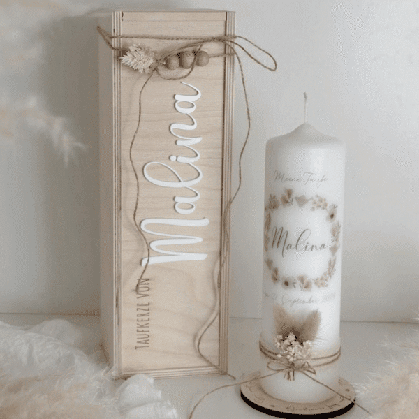 Taufkerze zart Blumenkranz mit Tauben in beige ganz natürlich und elegant zeitlos schlicht mit Trockenblumen