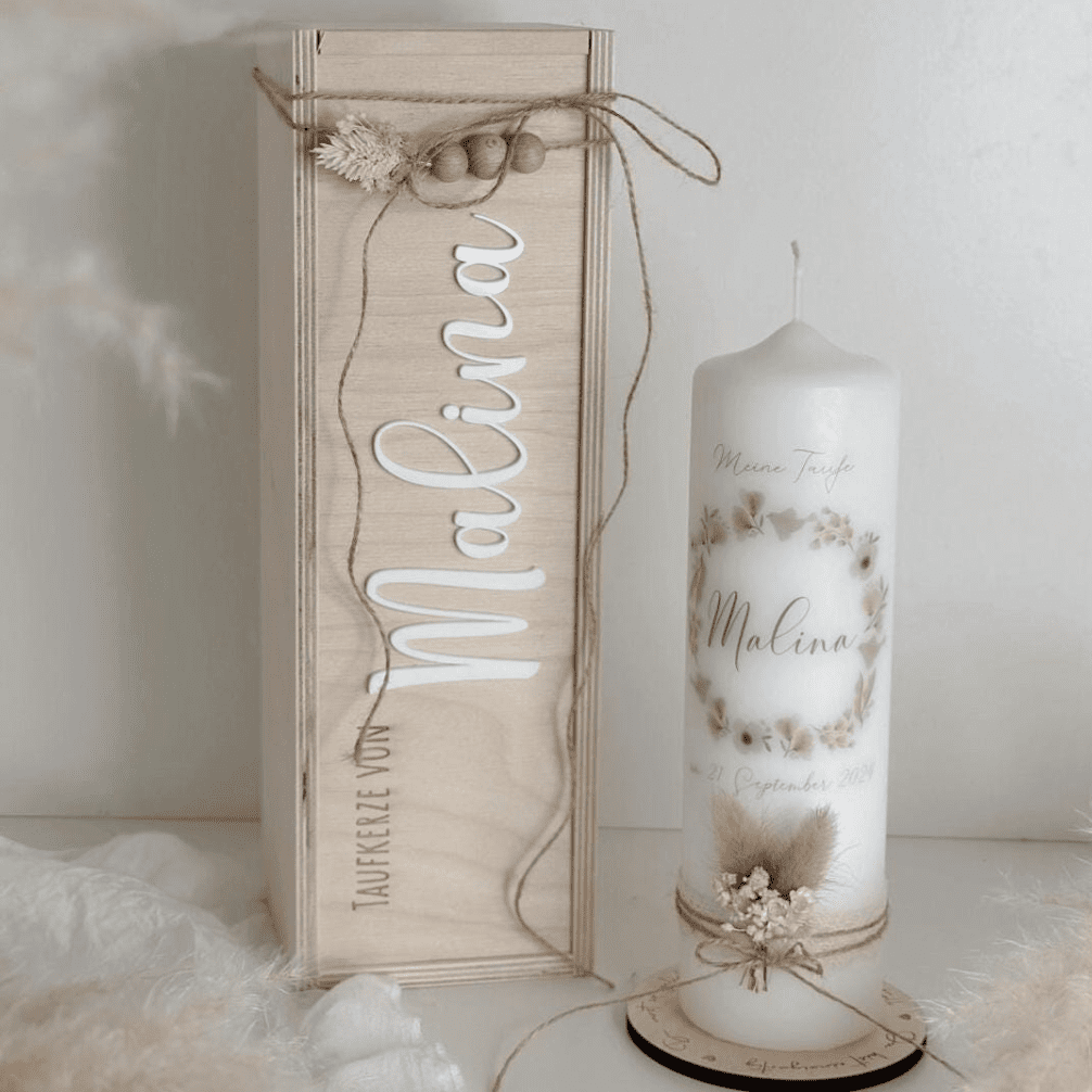 Taufkerze zart Blumenkranz mit Tauben in beige ganz natürlich und elegant zeitlos schlicht mit Trockenblumen