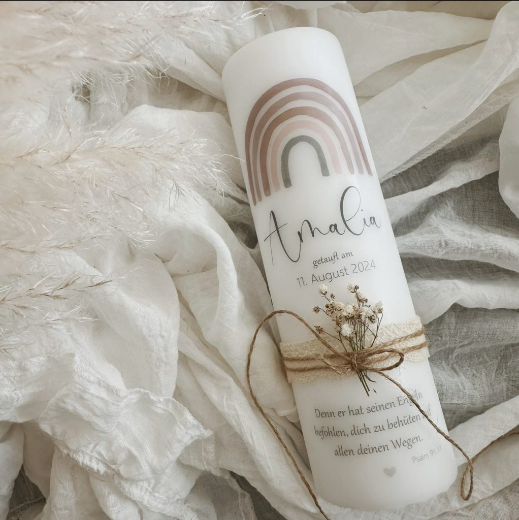 Taufkerze neutral für Junge und Mädchen mit bunten Regenbogen mit Trockenblumen pastell