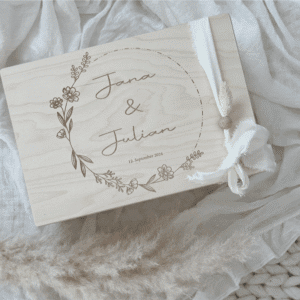 Personalisierte Erinnerungsbox mit weißen Band und Name und Hochzeitsdatum graviert und Trockenblume