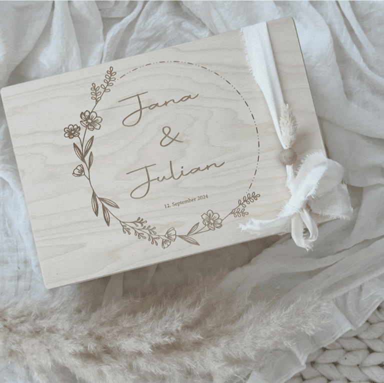 Personalisierte Erinnerungsbox mit weißen Band und Name und Hochzeitsdatum graviert und Trockenblume