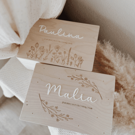 Erinnerungsbox Holz personalisiert mit Schrift weiß graviert mit Blumen Zweige und Punkte