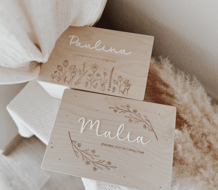 Erinnerungsbox Holz personalisiert mit Schrift weiß graviert mit Blumen Zweige und Punkte