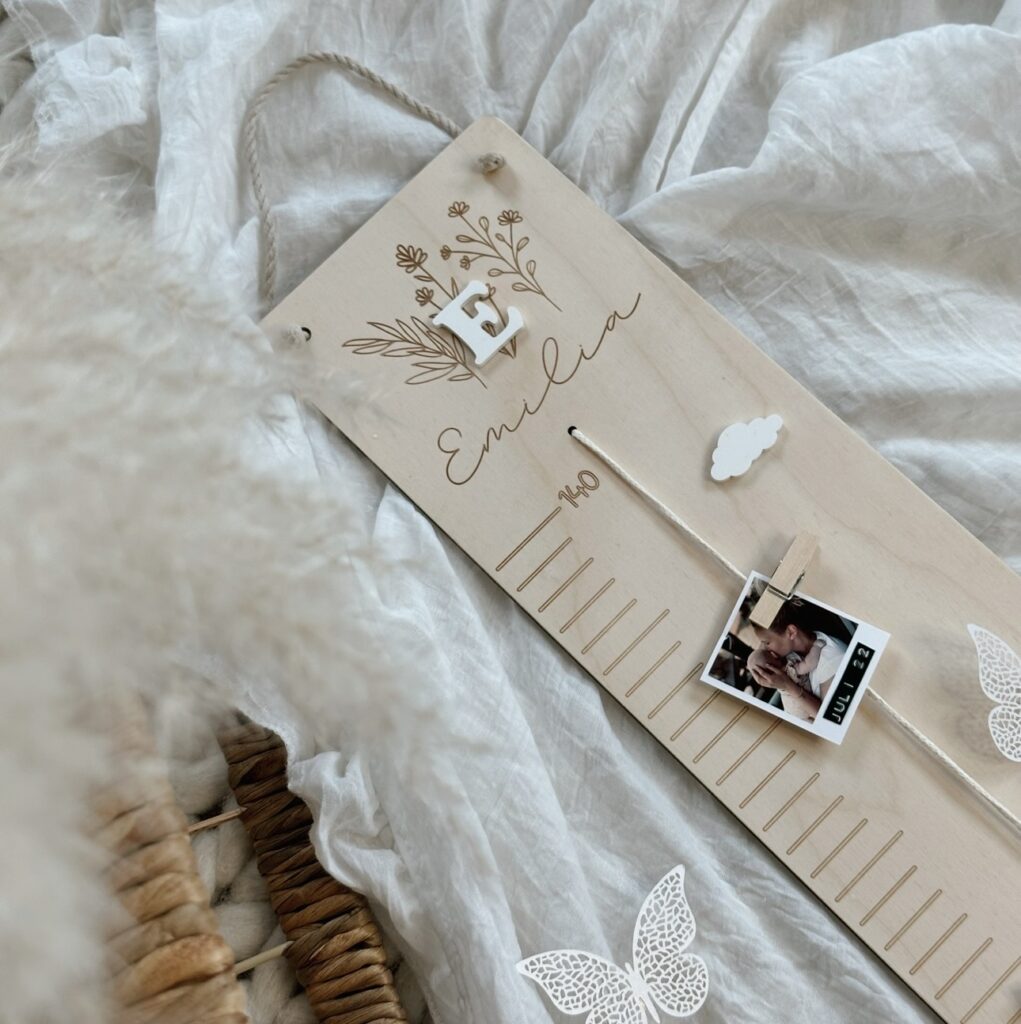 Holzmesslatte fürs Kinderzimmer personalisiert mit Name und gravierten Blumen