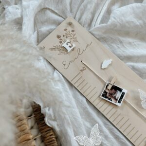 Holzmesslatte fürs Kinderzimmer personalisiert mit Name und gravierten Blumen