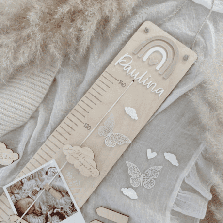 Holzmesslatte mit Regenbogen rosa beige weiß und Name personalisiert mit Meilensteine Schmetterling Wolke und Dino
