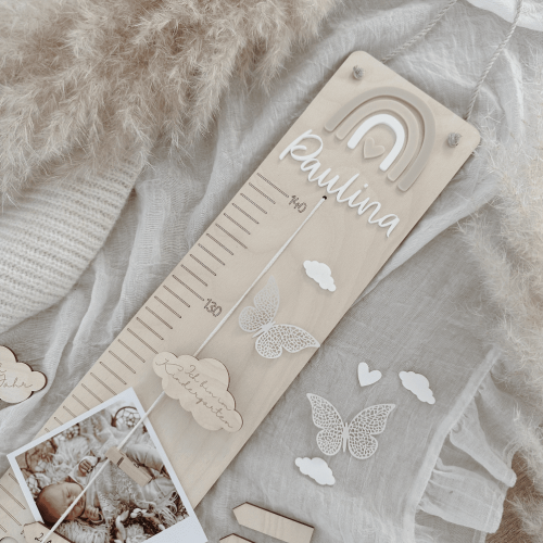 Holzmesslatte mit Regenbogen rosa beige weiß und Name personalisiert mit Meilensteine Schmetterling Wolke und Dino