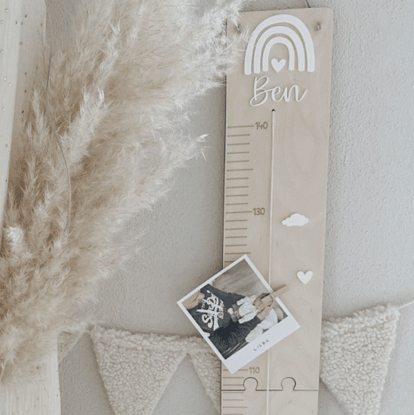 Kindermesslatte mit Regenbogen weiß natürlichem Holz personalisiert mit Name und Meilensteine für Fotos
