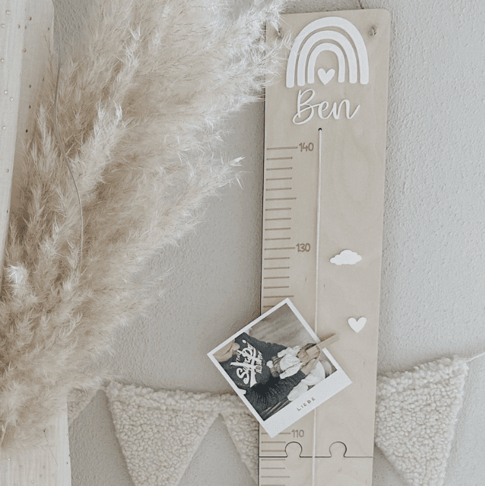 Kindermesslatte mit Regenbogen weiß natürlichem Holz personalisiert mit Name und Meilensteine für Fotos