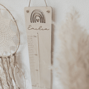 Kindermesslatte mit Name aus Holz mit Regenbogen und Meilensteinen
