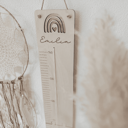 Kindermesslatte mit Name aus Holz mit Regenbogen und Meilensteinen