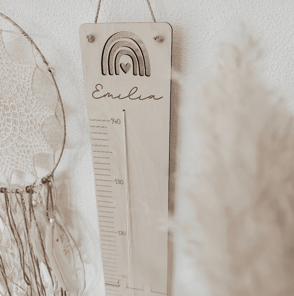 Kindermesslatte mit Name aus Holz mit Regenbogen und Meilensteinen