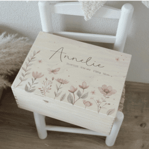ERinnnerungskiste personalisiert mit Name und zarten aquarelligen Blumen mit Name für Mädchen