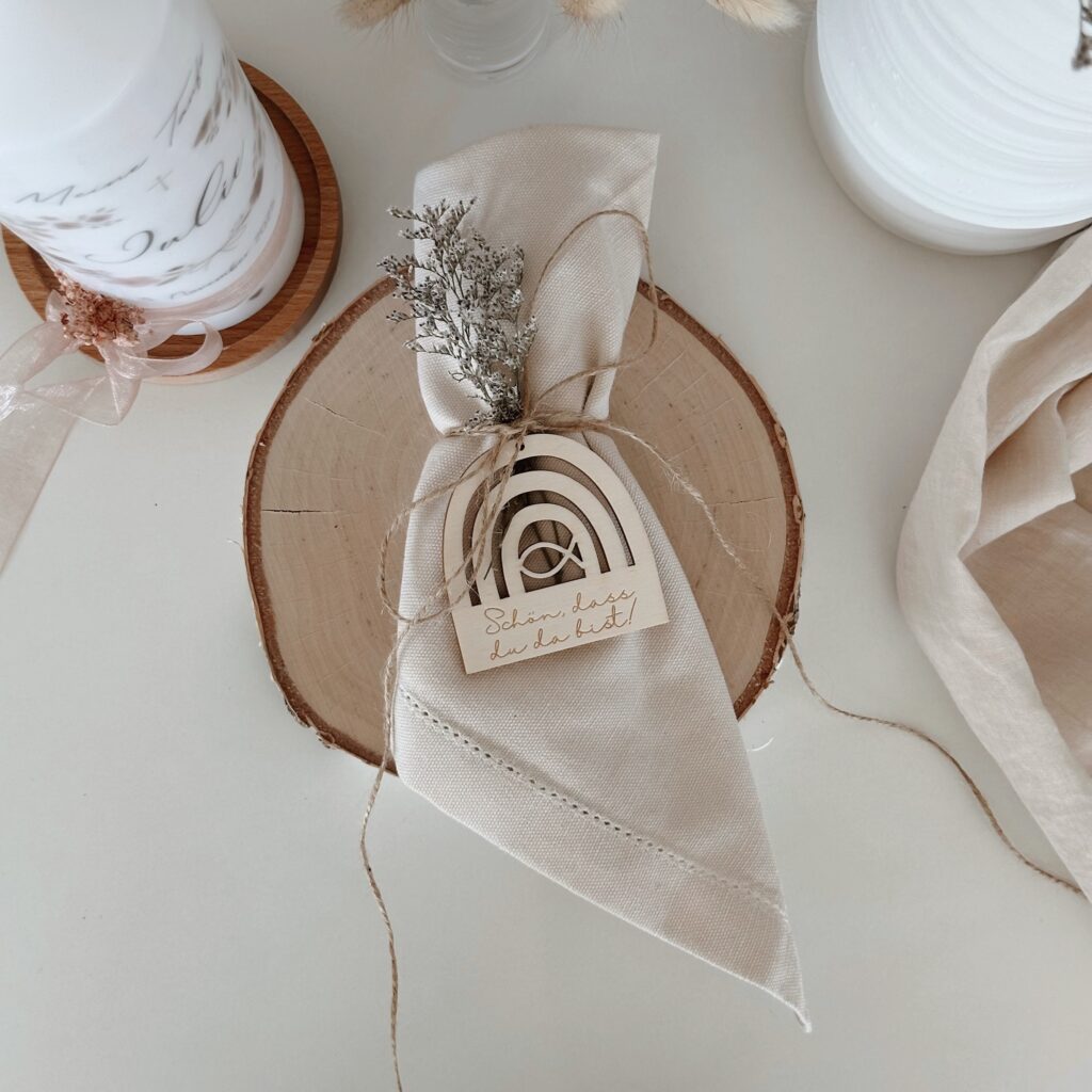 personalisierter Serviettenanhänger zur Taufe, Kommunion oder Konfirmation aus Holz. Als Regenbogen, Ichthys (Fisch) oder Regenbogen. Als Andenken für die Gäste - wundervolle Tischdeko zur Taufe