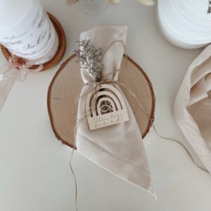 personalisierter Serviettenanhänger zur Taufe, Kommunion oder Konfirmation aus Holz. Als Regenbogen, Ichthys (Fisch) oder Regenbogen. Als Andenken für die Gäste - wundervolle Tischdeko zur Taufe