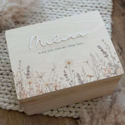 Personalisierte Erinnerungsbox „Wildblumenwiese" mit Name und Geburtsdaten