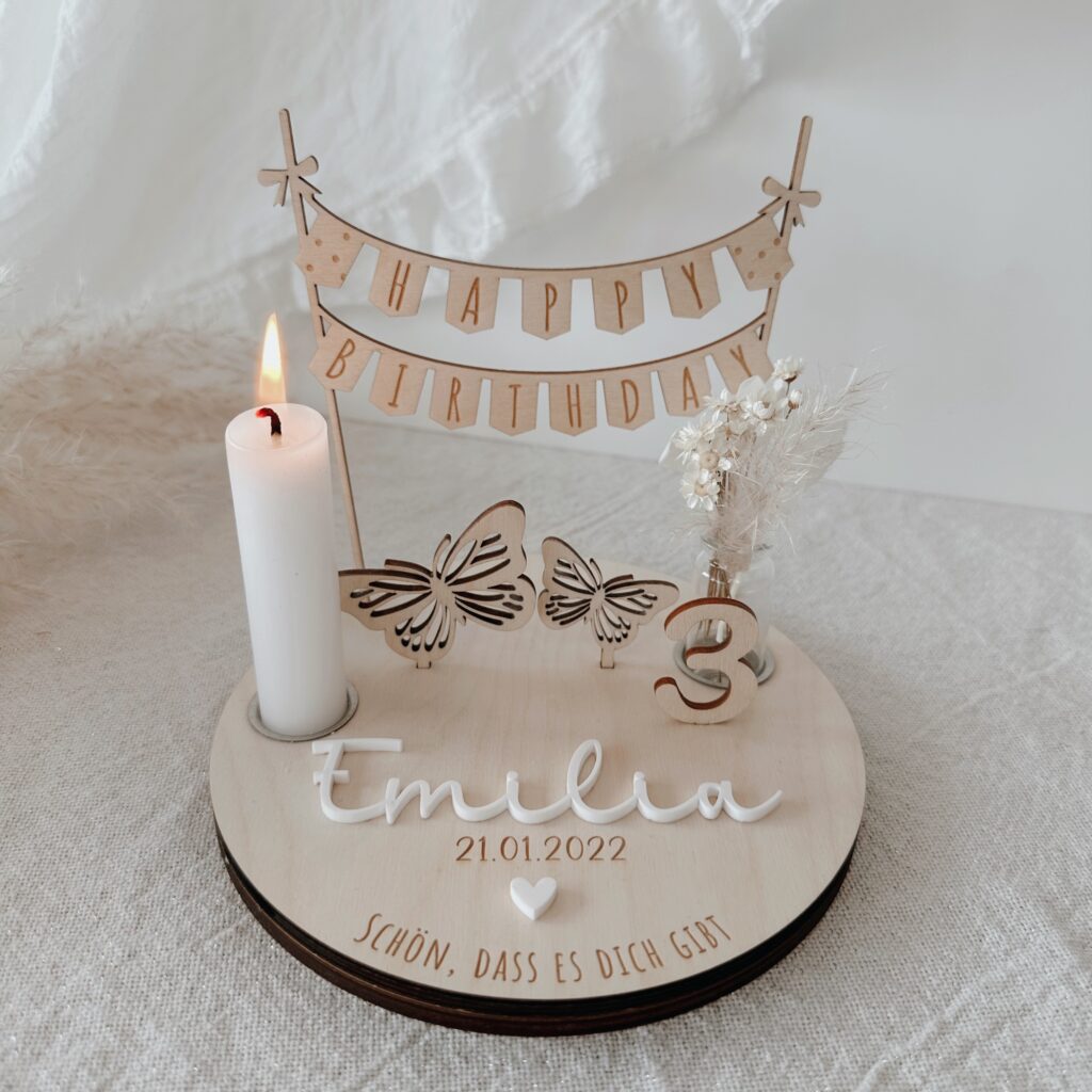 Geburtstagsteller Schmetterling mit Name und Datum aus Holz