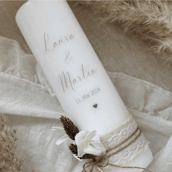 Hochzeitskerze mit Spitzenband und Trockenblumen, edel schlicht zeitlos