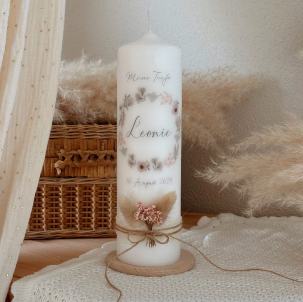 Taufkerze mit rosa beige Blumenrkranz Blumen Taube und zarten hellrosa Trockenblumen