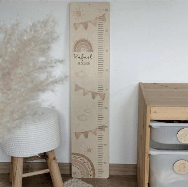 Holz-Kindemesslatte personalisiert mit NAme und Datum mit Regenbogen in Erdfarben und boho stil für Junge und MÄdchen