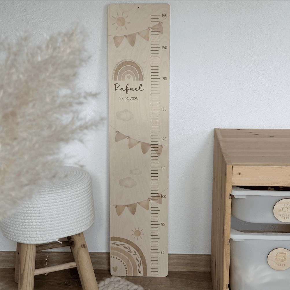 Holz-Kindemesslatte personalisiert mit NAme und Datum mit Regenbogen in Erdfarben und boho stil für Junge und MÄdchen