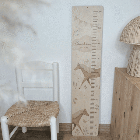 Kindermesslatte aus Holz mit Meilensteinpfeilen mit Pferd