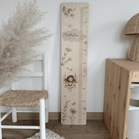 Personalisierbare Messlatte mit Name und Geburtsdaten mit Fee und Blumen in aquarell pastell rosa für Mädchen, Geschenkidee