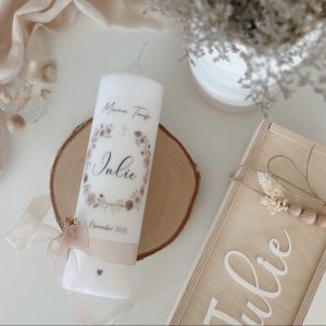 Taufkerze Julie in altrosa hellrosa Blumenrkanzmotiv mit Herz und zartrosa Band schlicht mit natürlichen Trockenbblumen klassische Taufkerze