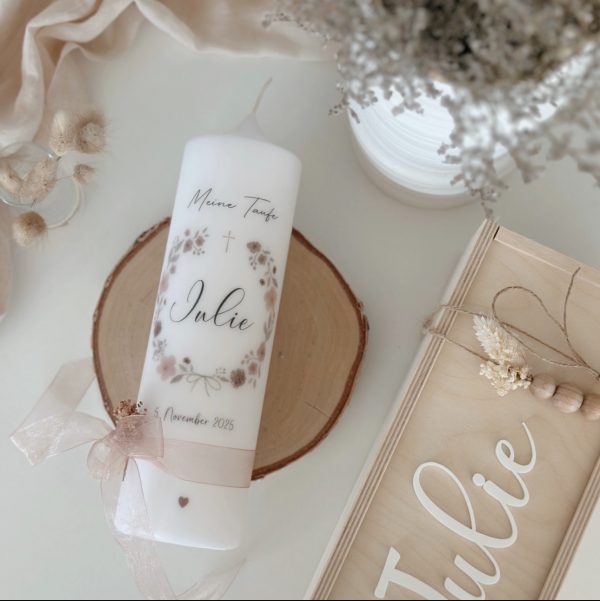 Taufkerze Julie in altrosa hellrosa Blumenrkanzmotiv mit Herz und zartrosa Band schlicht mit natürlichen Trockenbblumen klassische Taufkerze