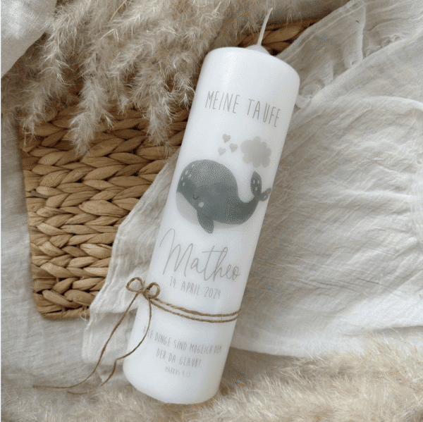 Taufkerze Wal pastellblau für Junge und Mädchen mit Jutegarn