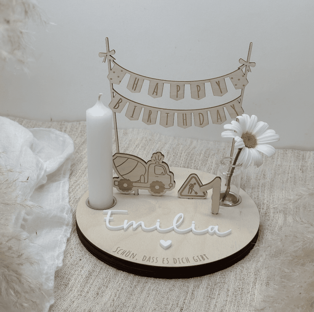 Geburtstagsteller Holz schlicht natürlich für Junge mit Name personalisiert und Datum mit Betonmischer