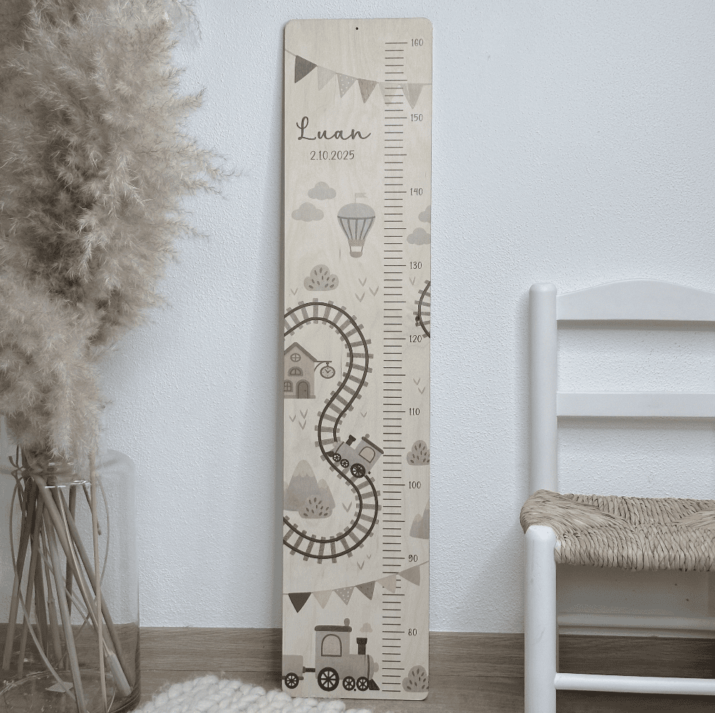 Kindermesslatte aus Holz für Jungs mit Name und Geburtsdatum personalisiert mit Lokomotive Zug Eisenbahn in schönen neutralen schlichten Farben