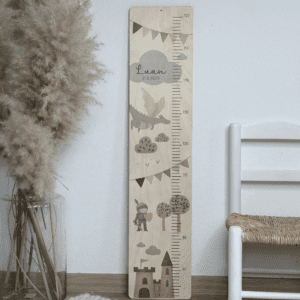 Kindermesslatte aus Holz mit Ritter Drache Burg in schönen schlichten Farben neutral und personalisiert mit Name