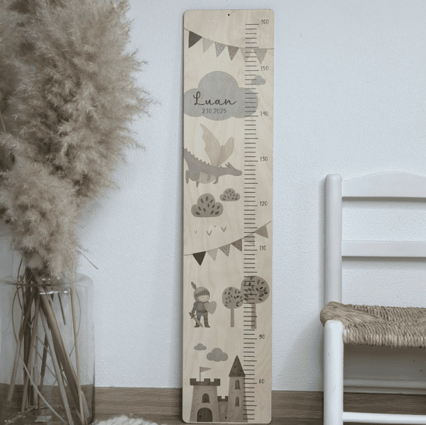 Kindermesslatte aus Holz mit Ritter Drache Burg in schönen schlichten Farben neutral und personalisiert mit Name