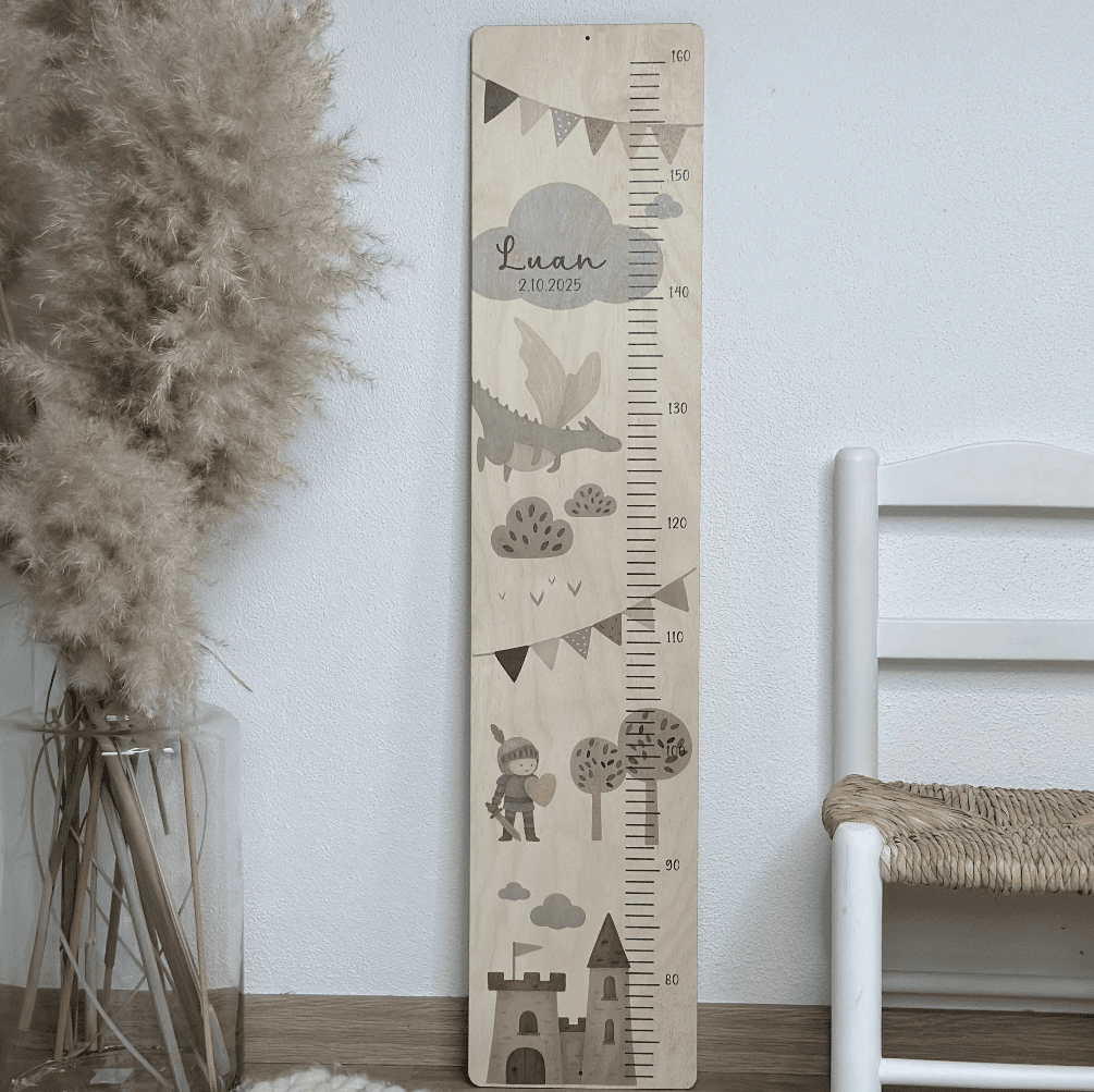 Kindermesslatte aus Holz mit Ritter Drache Burg in schönen schlichten Farben neutral und personalisiert mit Name