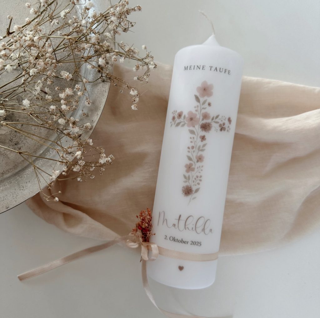 Taufkerze mit Kreuzmotiv aus Blumen in altrosa rosa zartrosa Band und Trockenblumen mit Taufspruch