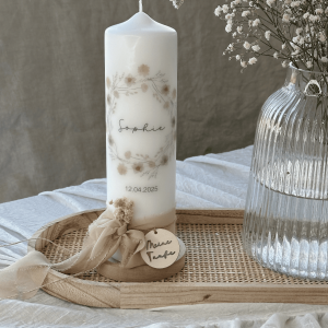 Taufkerze mit beige puderrosa Blumenkranz für mädchen personalisiert mit Taufspruch Trockenblumen und Holzanhänger